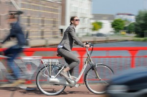 dame-zakelijk-op-fiets-in-verkeer