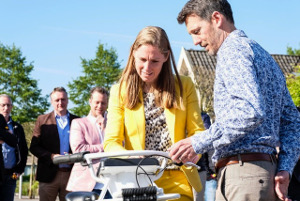 Wethouder Lot van Hooijdonk opent Nu-Connect op De Wetering