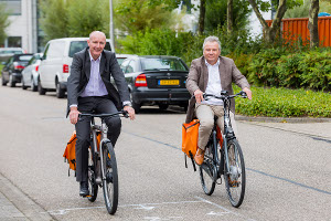 Wethouder economie Willem-Jan Stegeman (links) en algemeen directeur SOMT University Willy Smeets (rechts).